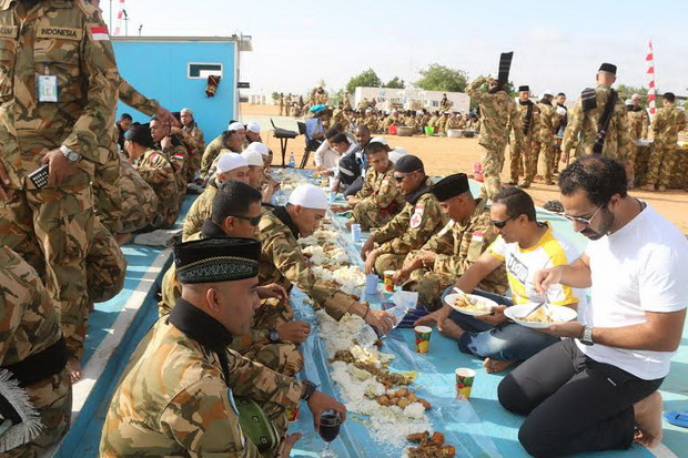 Rayakan Lebaran di Daerah Konflik, Pasukan Garuda Gelar Makan Bersama