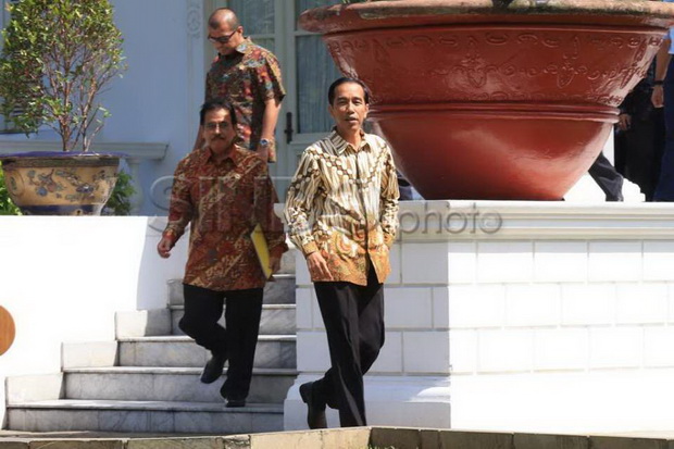 Tiba di Ledoksari, Jokowi Beri Buku Tulis dan Amplop