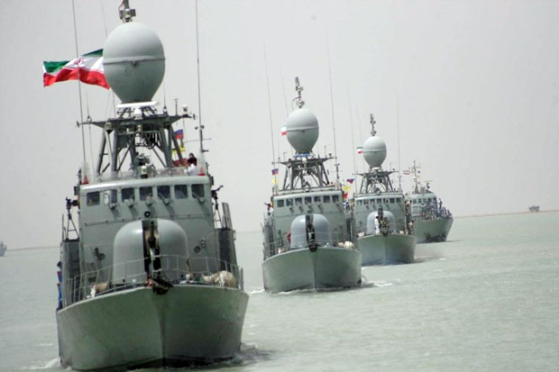 5 Kapal Iran Dekati Kapal Perang AS di Selat Hormuz