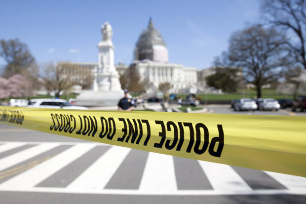 Pria Bersenjata Tembaki Polisi, Gedung Capitol AS Ditutup