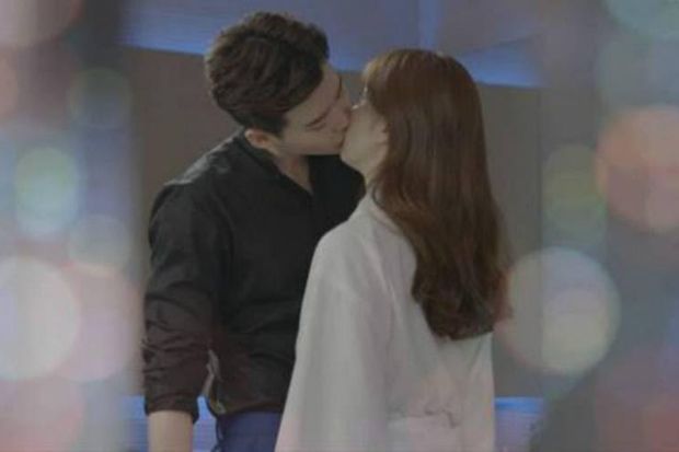 Lee Jong Suk Sukses Cium Han Hyo Joo