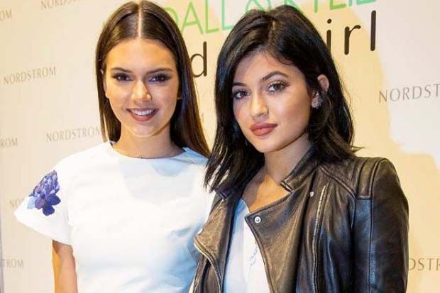 Kylie & Kendall Jenner Rilis Koleksi Tas dan Gantungan Tas