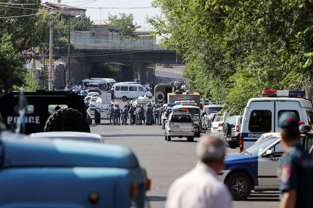 Markas Polisi Armenia Diserbu Kelompok Bersenjata, Dugaan Kudeta Menyeruak