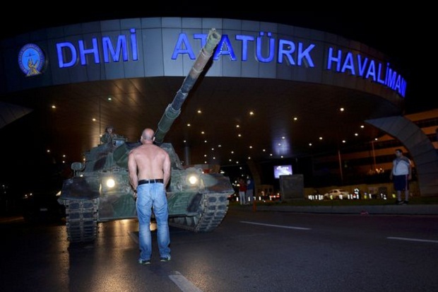 Lawan Kudeta, Pria Turki Ini Telanjang Dada Cegat Tank Tempur