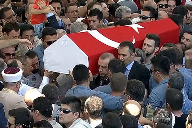 Hadiri Pemakaman, Erdogan Ikut Panggul Peti Mati Korban Kudeta