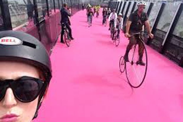 Unik! Jalur Sepeda di Selandia Baru Berwarna Pink
