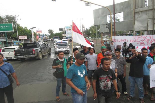 Tolak Penjabat Bupati, Puluhan Warga Blokade Trans Sulawesi