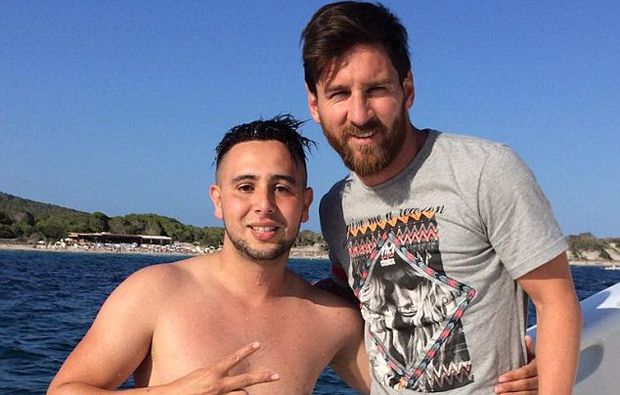 Demi Temui Messi, Pria Ini Berenang Sejauh 1 Kilometer