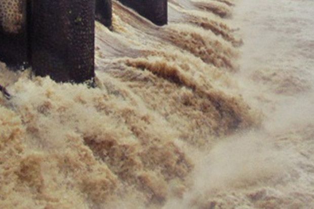 Tanggul Sungai Cimanuk Jebol, Ratusan Rumah Warga Terancam Terendam