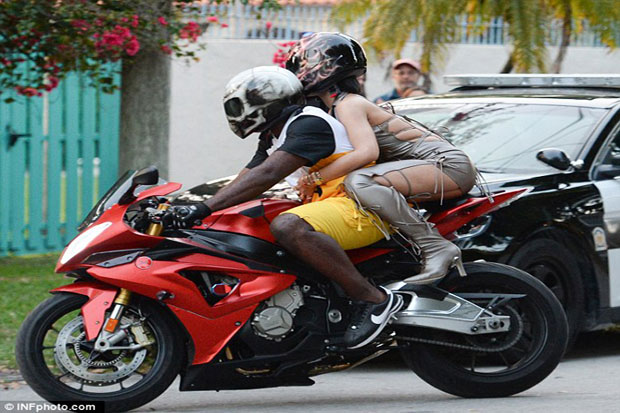 Rihanna Ketagihan Boncengan dengan BMW S1000RR