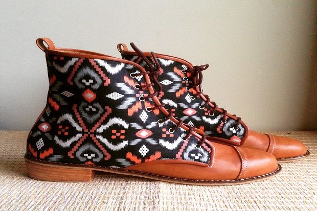 Tampil Menarik dengan Sepatu Etnik