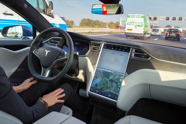 Teori Penyebab Kecelakaan Fatal Mobil Autopilot Tesla Model S
