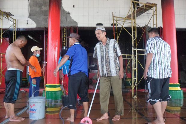 Masyarakat Tanjung Balai Gotong Royong Bersihkan Rumah Ibadah