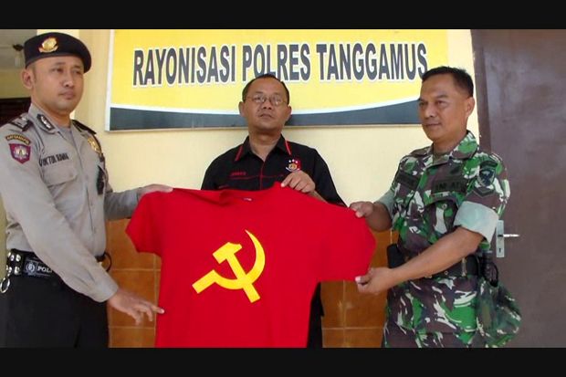 Anggota Koramil Pringsewu Amankan Kaus Bergambar Palu Arit dari IRT