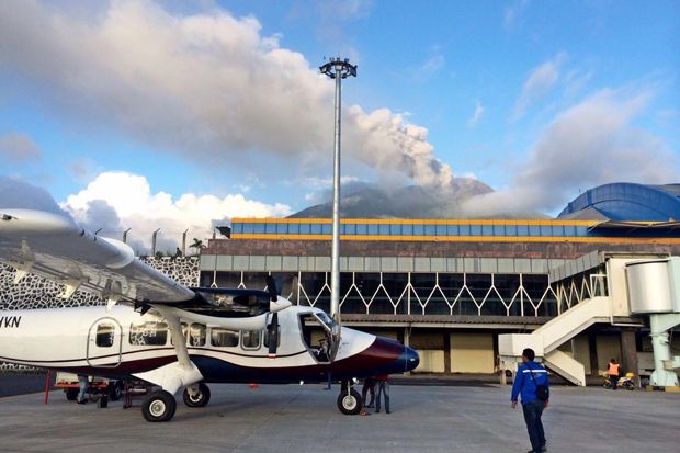 Landasan Pacu Bandara Babullah Dibersihkan dari Abu Vulkanik Gunung Gamalama