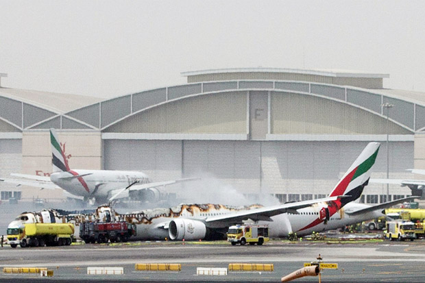 Pesawat Emirates Terbakar di Bandara Dubai, 1 Tewas