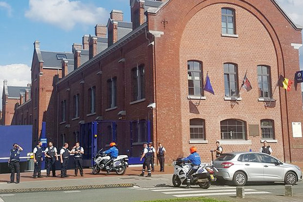 Dua Polisi Belgia Terkapar Diserang dengan Parang