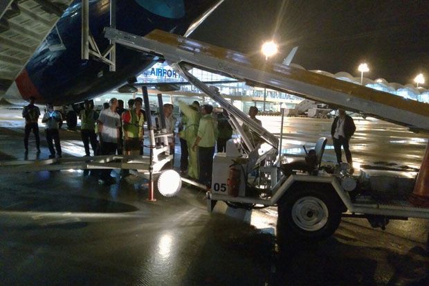 Sayap Belakang Pesawat Sriwijaya Air Tertimpa Tangga