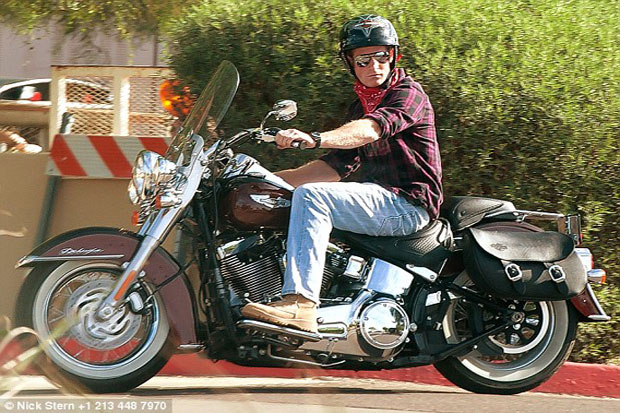 David Beckham Racuni Pangeran Harry dengan Motor Custom