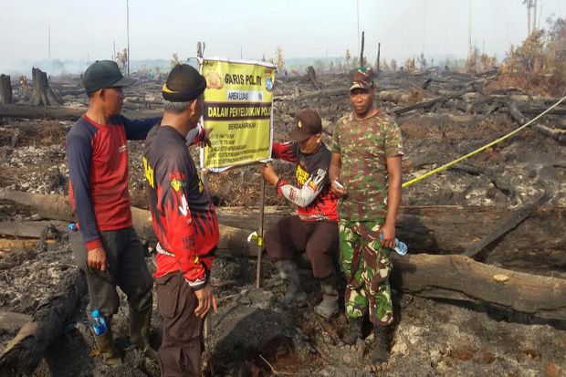 Tim Satgas Darat Police Line Lahan Terbakar di Bengkalis