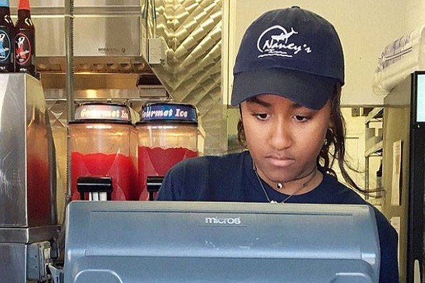 Liburan Musim Panas, Anak Obama Kerja di Restoran Seafood
