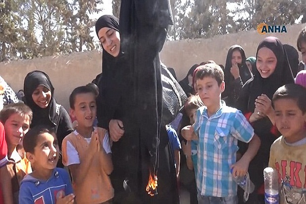 Manbij Bebas dari ISIS, Wanita Bakar Burqa dan Pria Cukur Jenggot