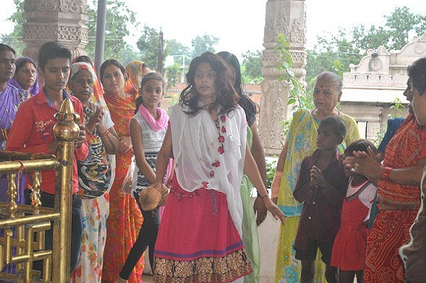 Gadis India Potong Lidah Dipersembahkan ke Dewi Hindu