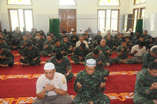 Prajurit TNI di Riau Doa Bersama untuk Keselamatan Pratu Wahyudi