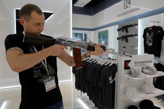 Tingkatkan Pengunjung, Bandara Moskow Buka Toko Kalashnikov