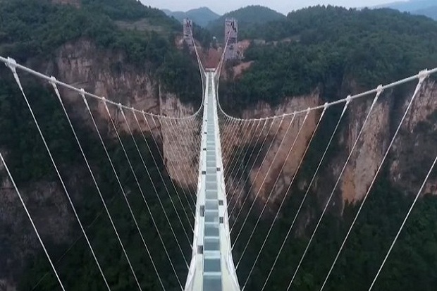 China Buka Jembatan Kaca Tertinggi Sejagad Buatan Israel
