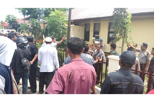 Polres Meranti Diserang, Aparat TNI Tenangkan Warga