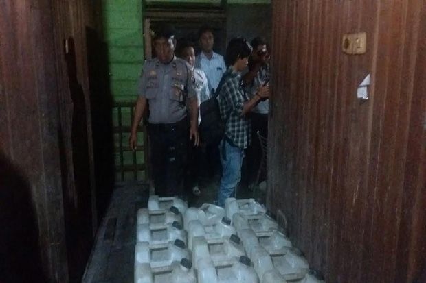Polisi Bongkar Pabrik Miras Rumahan, Ratusan Botol Arak Diamankan