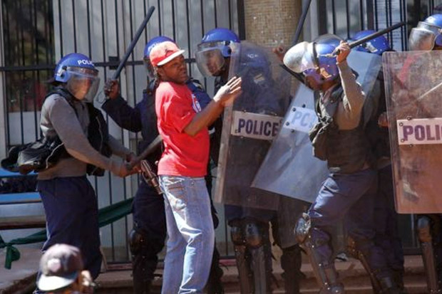 Demonstrasi Anti Mugabe Berujung Bentrokan