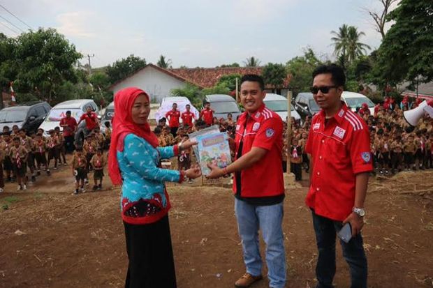 AXIC Bagi-bagi Buku di Bandar Lampung