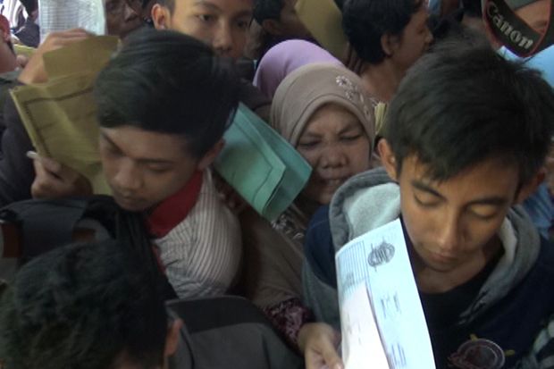 Urus E-KTP, Ratusan Warga Jombang Saling Dorong