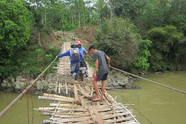 Hati-Hati jika Melintas di Jembatan Gantung Leuwinanggung