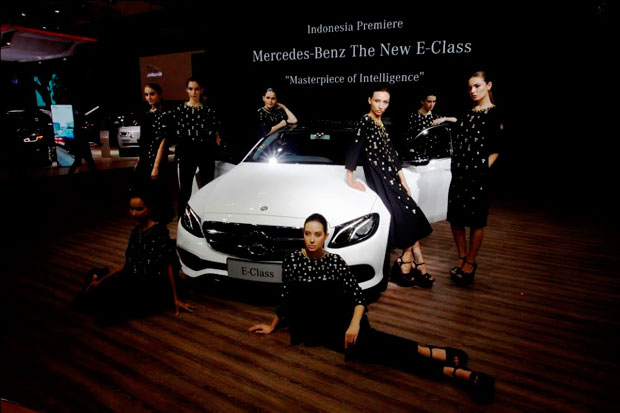 Mercedes Cangkok Teknologi Pencari Tempat  Parkir Kosong