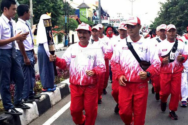 Pelatih Persib Kebagian Dua Kali Kirab Obor PON XIX Jawa Barat