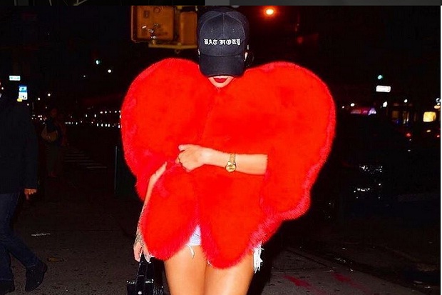 Rihanna Nyentrik dengan Mantel Bulu Merah Bentuk Hati