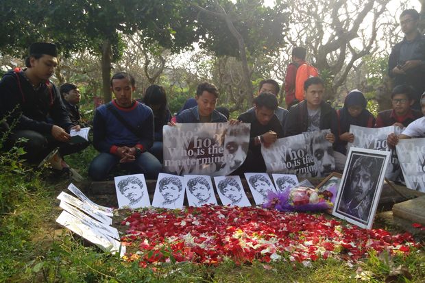 Puluhan Aktivis Tabur Bunga di Makam Munir