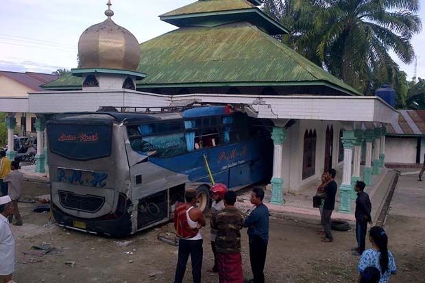Kades Asam Jawa Minta Pemilik Bus PMH Perbaiki Masjid yang Ditabrak