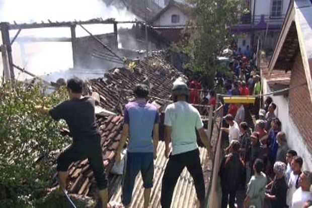 Api Mengamuk di Perkampungan Padat, Tiga Rumah Ludes Terbakar
