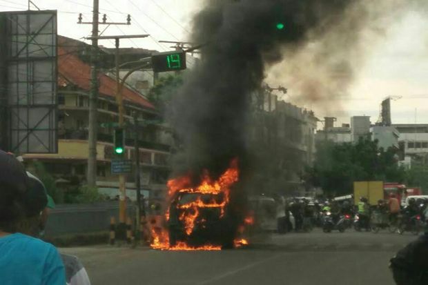 AC Rusak, Mobil Terbakar di Tengah Jalan Raya