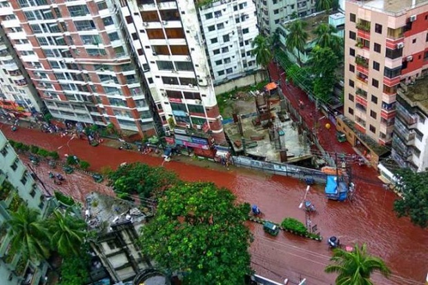 Jalan-jalan di Bangladesh Ini Berubah Jadi Sungai Darah