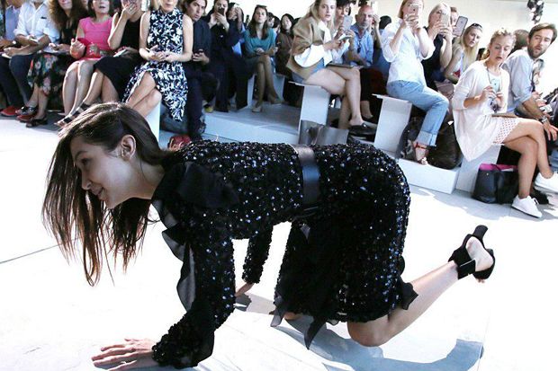 Waduh! Bella Hadid Kesandung di New York Fashion Week