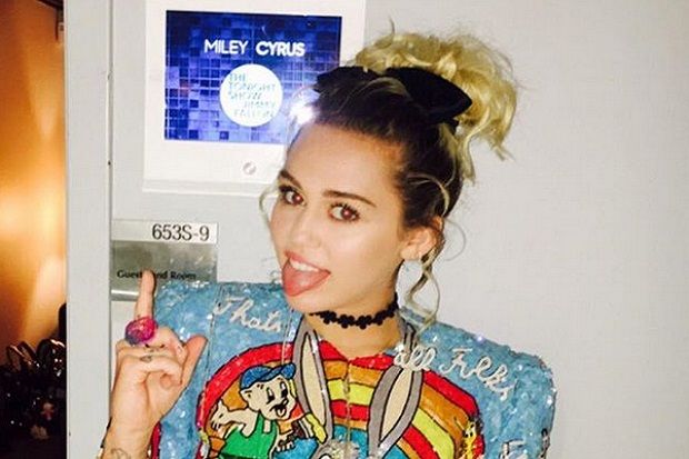 Miley Cyrus Tulis Kisah Cintanya untuk Naskah Film