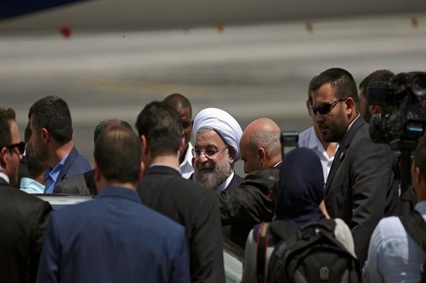 Sambangi Kuba, Rouhani Temui Raul Castro