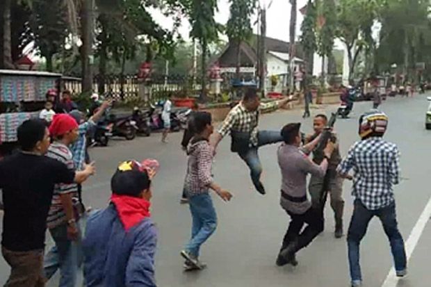 Demo Pendukung Raja Gowa Ricuh, Anggota Satpol PP Dipukuli