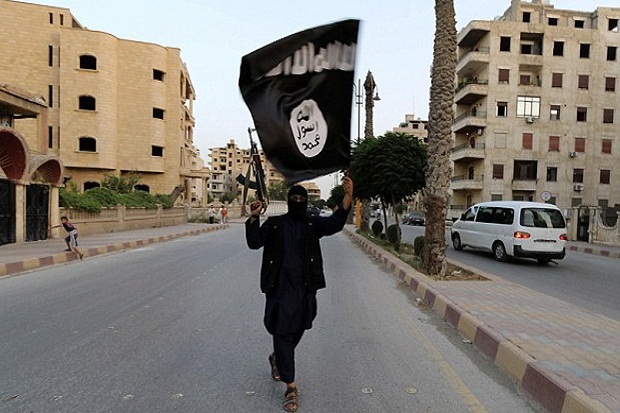 ISIS Eksekusi 6 Pria dengan Batang Las dan Cambuk Pemuda Berkaus Messi