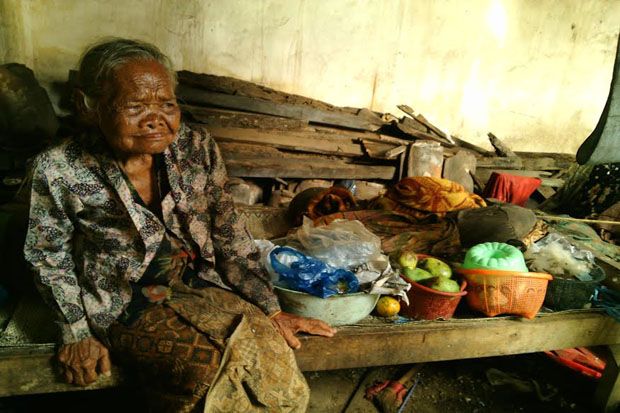 Hidup Sebatang Kara, Mbah Asmo Tinggal di Bawah Reruntuhan Atap